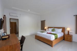 Postel nebo postele na pokoji v ubytování Nusa Indah Onai Hotel