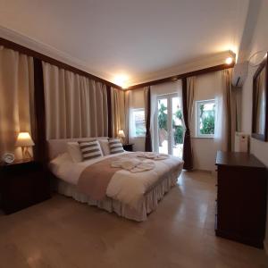 アテネにあるApollon Luxury Apartmentのベッドルーム(大型ベッド1台、大きな窓付)