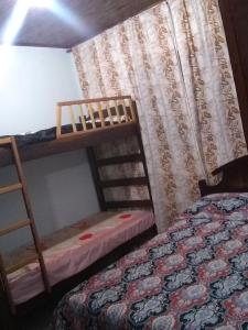 מיטה או מיטות קומותיים בחדר ב-Hospedagem Carvalho