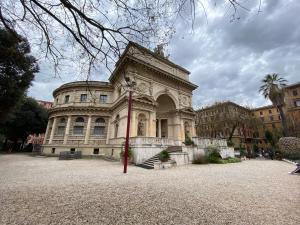 The building in which a panziókat is located