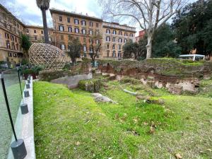A garden outside Guest House Rome by GHOR