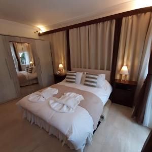 アテネにあるApollon Luxury Apartmentのベッドルーム1室(ベッド2台、タオル付)