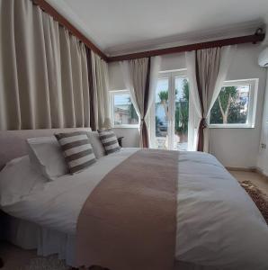 アテネにあるApollon Luxury Apartmentのベッドルーム(大きな白いベッド1台、窓付)
