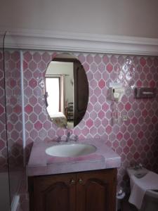 Vannas istaba naktsmītnē Hotel Belle Vue