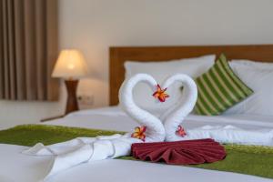 Postel nebo postele na pokoji v ubytování Nusa Indah Onai Hotel