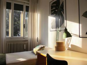 een slaapkamer met een bureau, een bed en een raam bij Lagoon View Apartment in Venetië-Lido