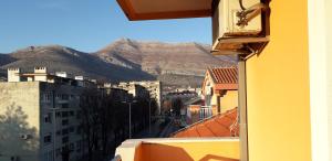 vistas a una ciudad con una montaña en el fondo en Hotel Viv, en Trebinje