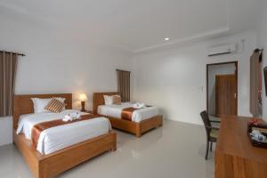 Postel nebo postele na pokoji v ubytování Nusa Indah Onai Hotel