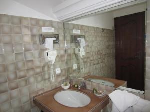 Vannas istaba naktsmītnē Hotel Belle Vue