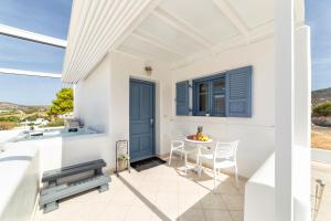 A balcony or terrace at Panos Apartment Parikia