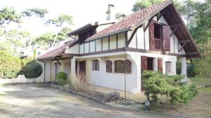 Casa blanca con techo rojo en Réf 141 ,Seignosse Les Bourdaines , Villa Bouharde classée 3 étoiles, à 600 m plage, 10 personnes, en Seignosse