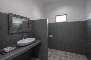 Koupelna v ubytování Nusa Indah Onai Hotel