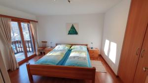 1 dormitorio con 1 cama en una habitación con ventana en Chesa Blais, en Pontresina