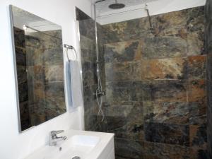 bagno con lavandino e doccia con specchio di Gold by Check-in Portugal ad Albufeira