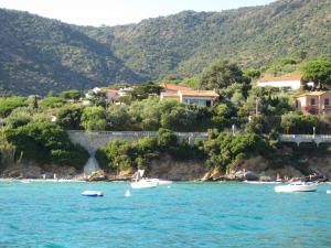 Afbeelding uit fotogalerij van Hotel Belle Vue in Le Lavandou