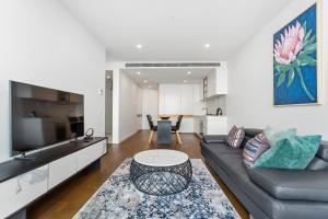 TV a/nebo společenská místnost v ubytování Domi Serviced Apartments