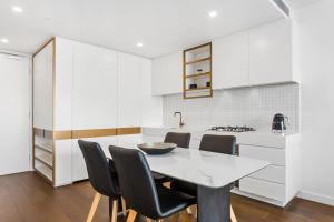 Kuchyň nebo kuchyňský kout v ubytování Domi Serviced Apartments