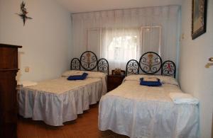 a bedroom with two beds and a window at Albergue Turistico Torre de Sabre in El Cubo de Tierra del Vino