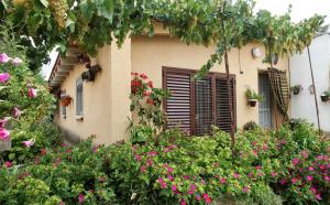 a building with a bunch of flowers in front of it at Albergue Turistico Torre de Sabre in El Cubo de Tierra del Vino