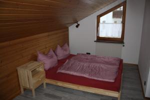 Una cama o camas en una habitación de Haus am Mühlberg