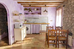 cocina y comedor con mesa y sillas en Casa el Francés, en Graus