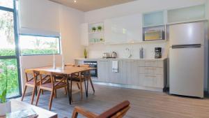 Kuchyň nebo kuchyňský kout v ubytování BEE Suites Santa Ana