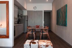 Kuchyň nebo kuchyňský kout v ubytování BEE Suites Santa Ana