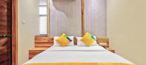 Säng eller sängar i ett rum på Hotel Sun City - Near Saifee Hospital And H N Reliance Hospital