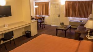 a living room with a couch and a table at BONITTO INN® Altamira Zona Industrial in Altamira