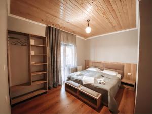 una camera da letto con un letto e una grande finestra di Hotel panorama svaneti a Mestia