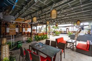 A restaurant or other place to eat at Nusa Indah Onai Hotel