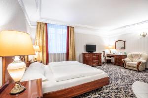 Кровать или кровати в номере Hotel Windsor w Jachrance