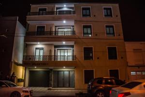 un bâtiment avec des voitures garées devant dans l'établissement DEPARTAMENTO DE 2 DORMITORIOS C/ COCHERA, à Villa María