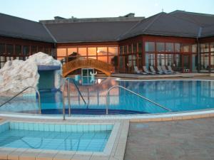 The swimming pool at or close to Apartman Golf Lux Még 29 kép