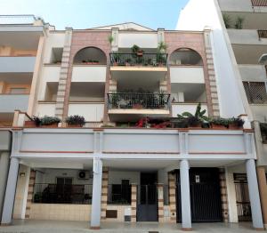 ein Apartmenthaus mit Balkonen und Topfpflanzen in der Unterkunft MozÁrt Bed & Breakfast - Affittacamere in Andria