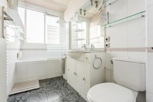 une salle de bain avec toilettes, lavabo et baignoire dans l'établissement Appart Terrasse Vue Tour Eiffel, à Paris