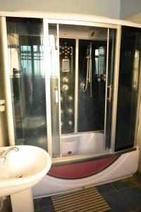 La salle de bains est pourvue d'une douche et d'un lavabo. dans l'établissement Tommy's Airport Lounge, à Nairobi