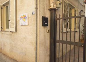 um sinal na lateral de um edifício com um portão em Nonna Sicilia B&B em Capri Leone