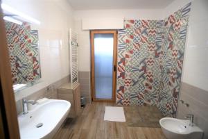 Koupelna v ubytování MozÁrt Bed & Breakfast - Affittacamere