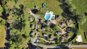 una vista aérea de una casa con piscina en hôtel gites le clos du moulin, en Terrasson-Lavilledieu