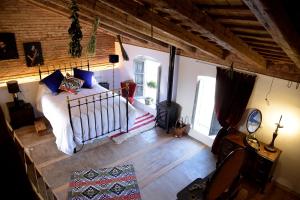 Un dormitorio con una cama en una habitación con techos de madera. en Partida de la Mar, en Almácera