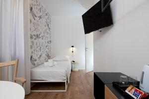 a small room with a bed and a desk at Hotel Rio in Venice