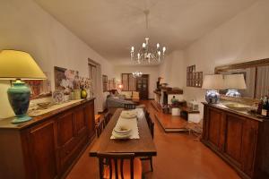 uma sala de estar com uma mesa e uma sala de jantar em Villa Orizzonte em Castelnuovo Berardenga