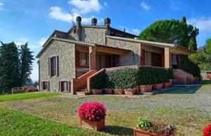 a house with plants in front of it at Villa Orizzonte in Castelnuovo Berardenga