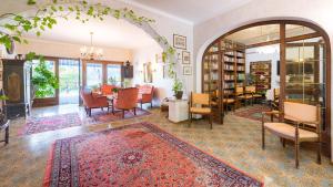 a living room with an archway and a dining room at Strandhotel Klopeinersee in Sankt Kanzian
