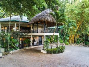 Garden sa labas ng Copal Tree Lodge a Muy'Ono Resort
