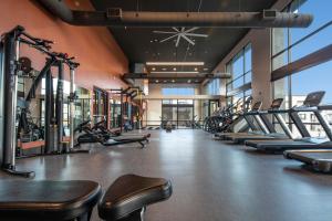 une salle de sport avec une rangée de tapis de course et de machines dans l'établissement Bluebird Suites in Menlo Park, à Menlo Park