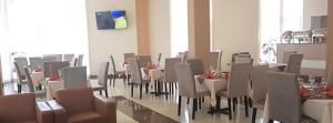 - une salle à manger avec des tables et des chaises dans l'établissement Ye Afoli International Hotel, à Addis-Abeba