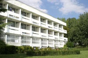 un bâtiment blanc avec de nombreux balcons dans l'établissement Kompas Hotel, à Albena