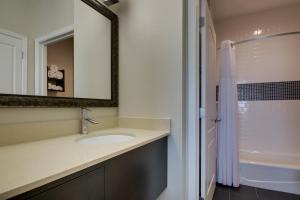 Koupelna v ubytování Staybridge Suites Plano - The Colony by IHG